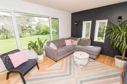 26148 Pr 245 Highway, Dufferin, MB - Indoor Photo Showing Living Room