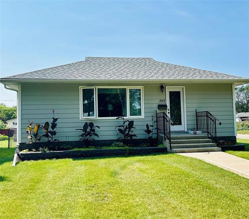 203 8Th Avenue Se, Dauphin, MB - Outdoor