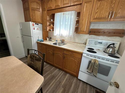 203 8Th Avenue Se, Dauphin, MB - Indoor Photo Showing Kitchen