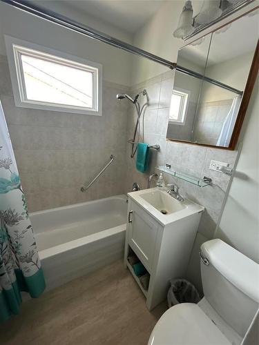 203 8Th Avenue Se, Dauphin, MB - Indoor Photo Showing Bathroom