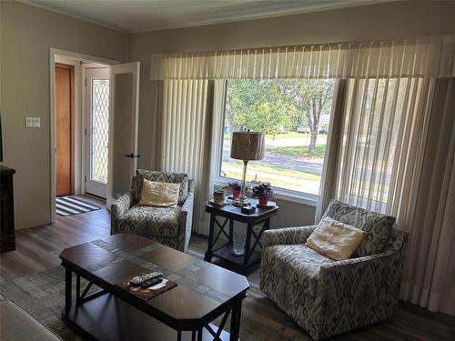 203 8Th Avenue Se, Dauphin, MB - Indoor Photo Showing Living Room