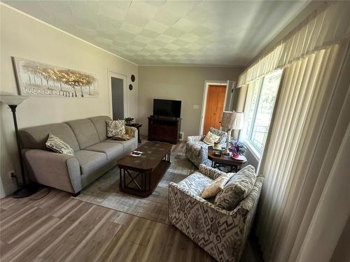 203 8Th Avenue Se, Dauphin, MB - Indoor Photo Showing Living Room