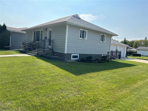 203 8Th Avenue Se, Dauphin, MB - Outdoor