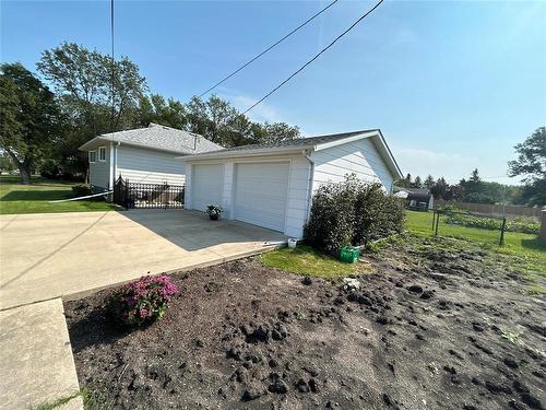 203 8Th Avenue Se, Dauphin, MB - Outdoor