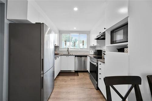 25 Britten Close|Unit #A15, Hamilton, ON - Indoor Photo Showing Kitchen