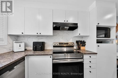 A15 - 25 Britten Close, Hamilton, ON - Indoor Photo Showing Kitchen