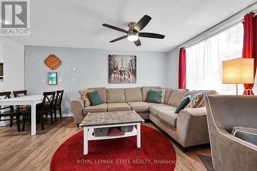 A15 - 25 Britten Close, Hamilton, ON - Indoor Photo Showing Living Room