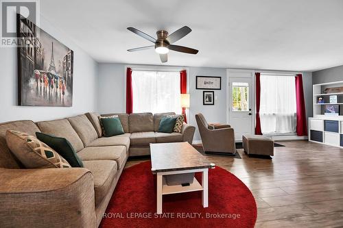 A15 - 25 Britten Close, Hamilton, ON - Indoor Photo Showing Living Room