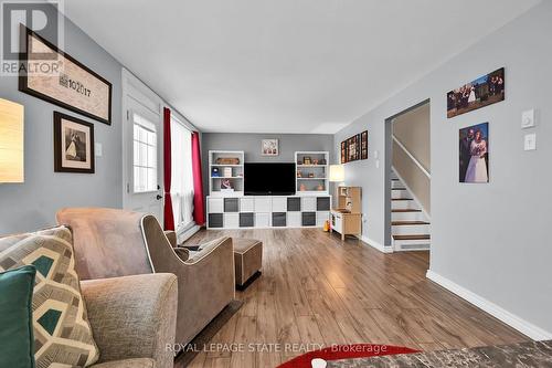 A15 - 25 Britten Close, Hamilton, ON - Indoor Photo Showing Living Room