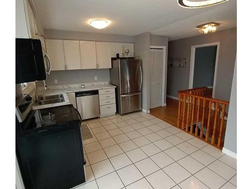 333 Aztec Dr, Oshawa, ON - Indoor Photo Showing Kitchen With Stainless Steel Kitchen With Double Sink