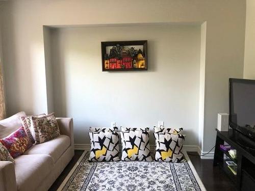 Upper-3321 Snowball Rd, Mississauga, ON - Indoor Photo Showing Living Room