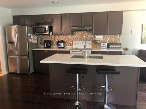 Upper-3321 Snowball Rd, Mississauga, ON - Indoor Photo Showing Kitchen With Double Sink With Upgraded Kitchen