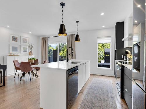 Coin-repas - 14734Z Boul. Gouin O., Montréal (Pierrefonds-Roxboro), QC - Indoor Photo Showing Kitchen With Upgraded Kitchen