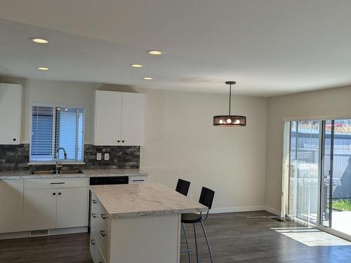 123-1323 Kinross Place, Kamloops, BC - Indoor Photo Showing Kitchen With Double Sink