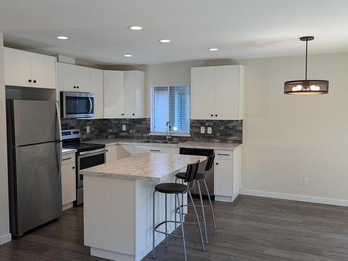 123-1323 Kinross Place, Kamloops, BC - Indoor Photo Showing Kitchen With Stainless Steel Kitchen With Double Sink