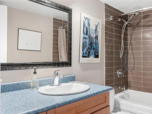 406-1039 Linden Ave, Victoria, BC - Indoor Photo Showing Bathroom