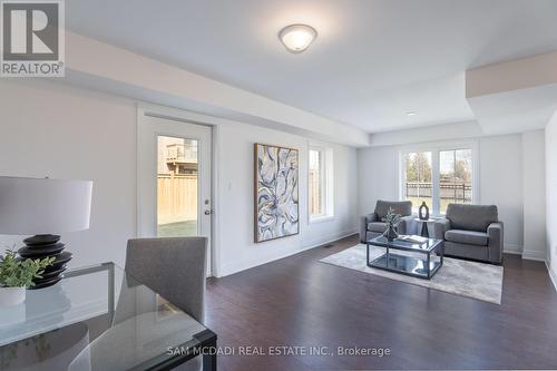 2110 Royal Gala Circle, Mississauga, ON - Indoor Photo Showing Living Room