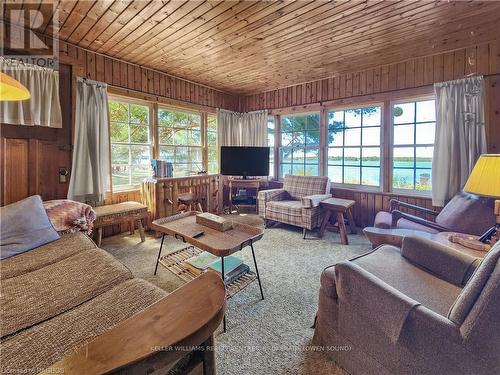 830 Pike Bay Road, Northern Bruce Peninsula, ON - Indoor Photo Showing Living Room