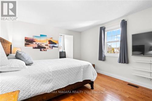 6 Lower Canada Drive, Niagara-On-The-Lake, ON - Indoor Photo Showing Bedroom