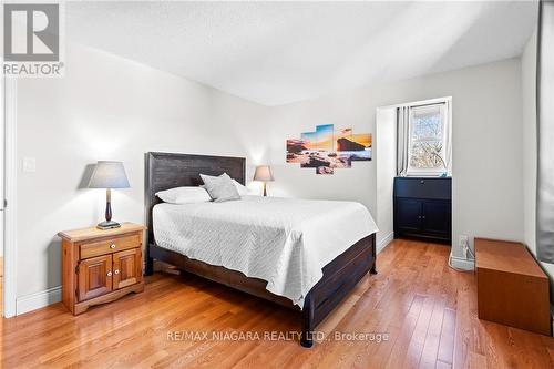 6 Lower Canada Drive, Niagara-On-The-Lake, ON - Indoor Photo Showing Bedroom