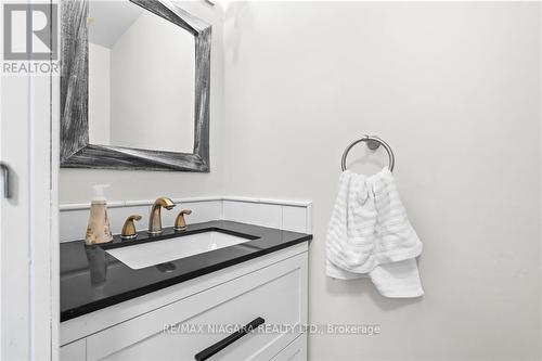 6 Lower Canada Drive, Niagara-On-The-Lake, ON - Indoor Photo Showing Bathroom