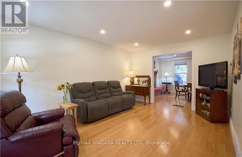 6 Lower Canada Drive, Niagara-On-The-Lake, ON - Indoor Photo Showing Living Room