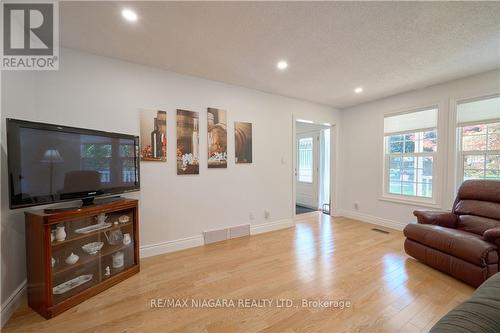 6 Lower Canada Drive, Niagara-On-The-Lake, ON - Indoor Photo Showing Living Room