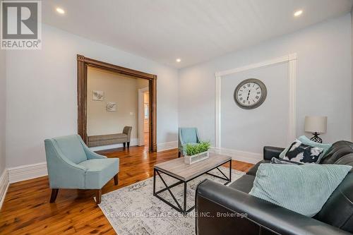 145 Arthur Street N, Guelph (Central East), ON - Indoor Photo Showing Living Room