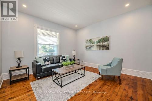 145 Arthur Street N, Guelph (Central East), ON - Indoor Photo Showing Living Room