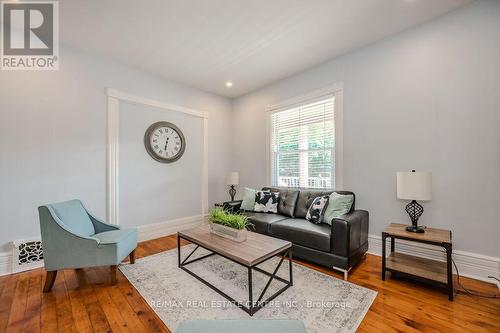 145 Arthur Street N, Guelph, ON - Indoor Photo Showing Living Room