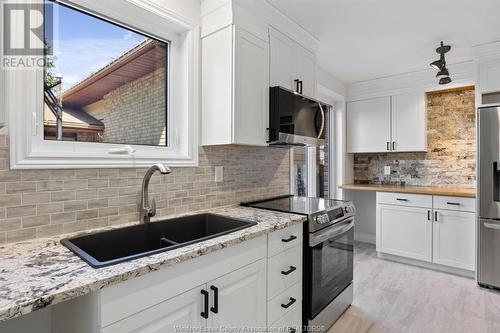 3418 Deerbrook Drive, Windsor, ON - Indoor Photo Showing Kitchen With Double Sink With Upgraded Kitchen