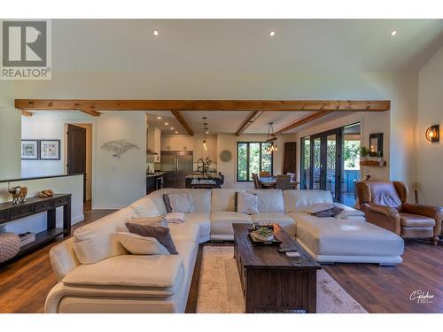 8660 Riverside Drive, Grand Forks, BC - Indoor Photo Showing Living Room