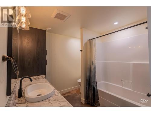 8660 Riverside Drive, Grand Forks, BC - Indoor Photo Showing Bathroom