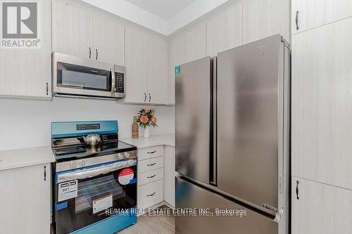 1704 Dance Court, Milton (Bowes), ON - Indoor Photo Showing Kitchen With Upgraded Kitchen