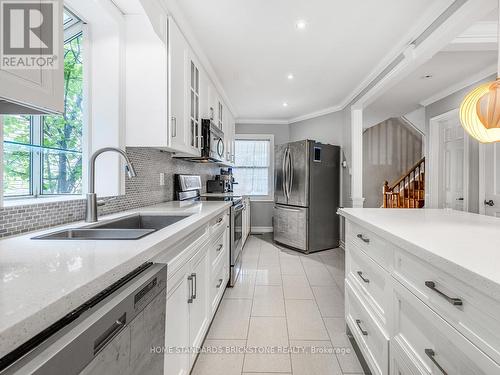 134 Baywood Court, Markham (Thornhill), ON - Indoor Photo Showing Kitchen With Upgraded Kitchen