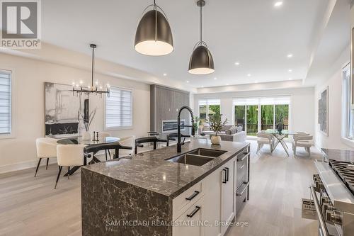 1076 Roosevelt Road, Mississauga (Lakeview), ON - Indoor Photo Showing Kitchen With Double Sink With Upgraded Kitchen