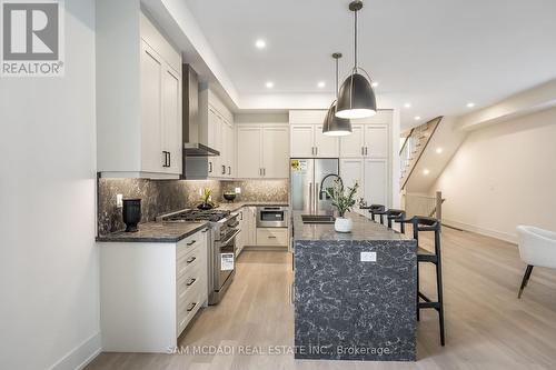 1076 Roosevelt Road, Mississauga (Lakeview), ON - Indoor Photo Showing Kitchen With Upgraded Kitchen