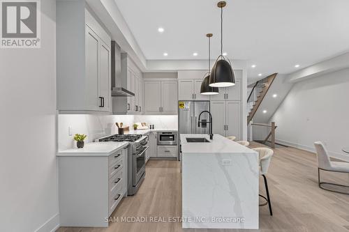 1080 Roosevelt Road, Mississauga (Lakeview), ON - Indoor Photo Showing Kitchen With Upgraded Kitchen