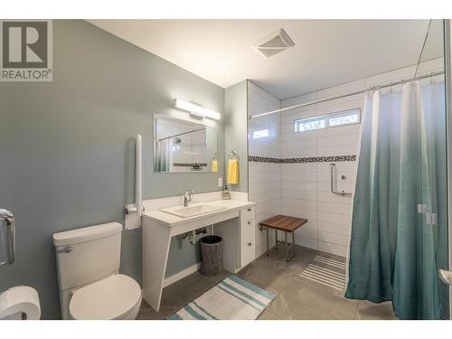 399 Nanaimo Avenue W, Penticton, BC - Indoor Photo Showing Bathroom