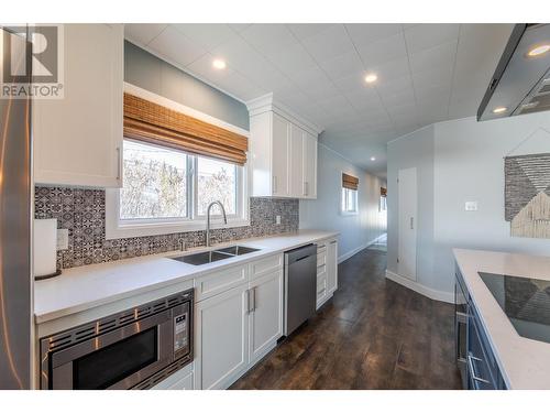 399 Nanaimo Avenue W, Penticton, BC - Indoor Photo Showing Kitchen With Double Sink With Upgraded Kitchen