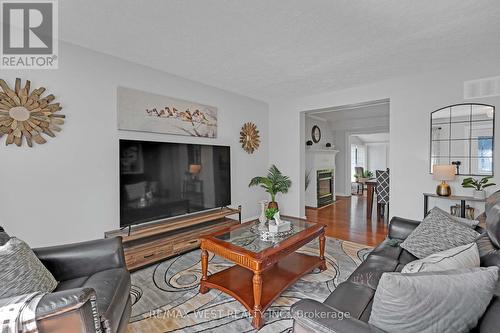 7710 Jubilee Drive, Niagara Falls, ON - Indoor Photo Showing Living Room