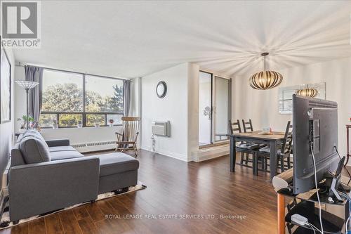 407 - 2556 Argyle Road, Mississauga, ON - Indoor Photo Showing Living Room