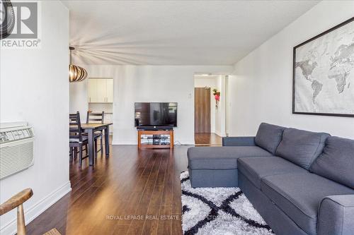 407 - 2556 Argyle Road, Mississauga, ON - Indoor Photo Showing Living Room