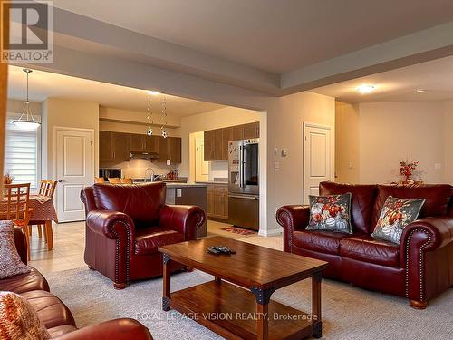 155 Bur Oak Drive, Thorold, ON - Indoor Photo Showing Living Room