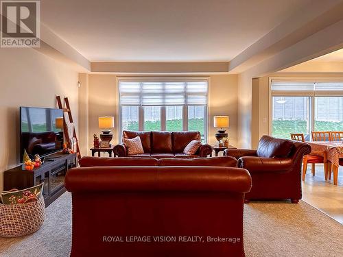 155 Bur Oak Drive, Thorold, ON - Indoor Photo Showing Living Room