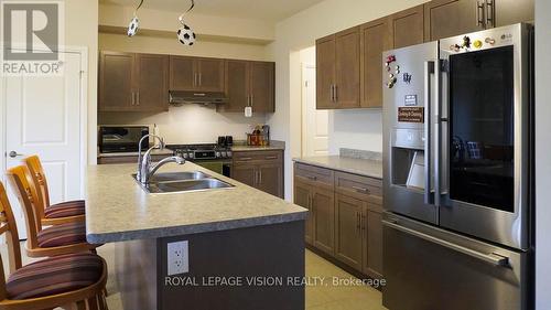 155 Bur Oak Drive, Thorold, ON - Indoor Photo Showing Kitchen With Stainless Steel Kitchen With Double Sink