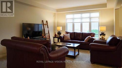 155 Bur Oak Drive, Thorold, ON - Indoor Photo Showing Living Room