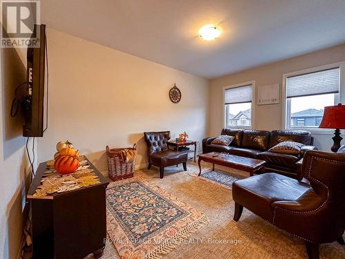 155 Bur Oak Drive, Thorold, ON - Indoor Photo Showing Living Room