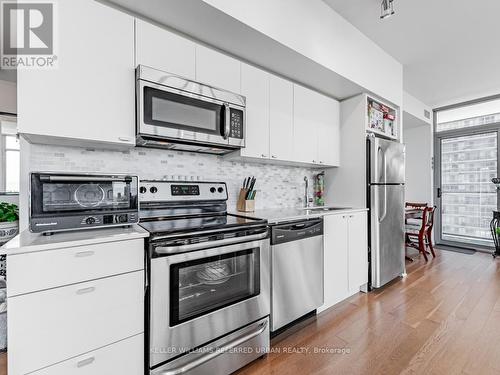 902 - 105 The Queensway, Toronto, ON - Indoor Photo Showing Kitchen