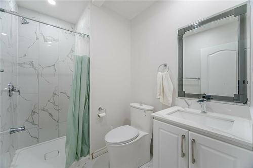 5212 New Street, Burlington, ON - Indoor Photo Showing Bathroom